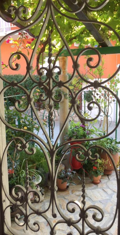Апартаменти Vintage House For Rent 60M From Sea Башка-Вода Екстер'єр фото